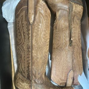 Distressed Ariat Casanova boots